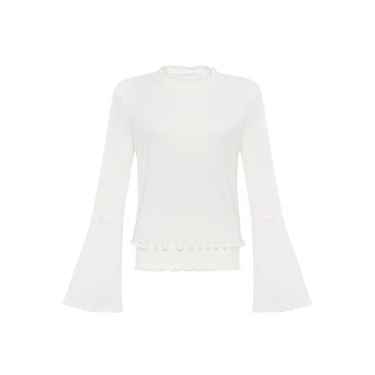 Wavy long-sleeve top in white ribbed knit, ruffled neckline and scalloped hem